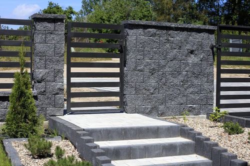 Ogrodzenie z bloczków betonowych jak skomponować je z ogrodem, podjazdem i stylem architektonicznym domu
